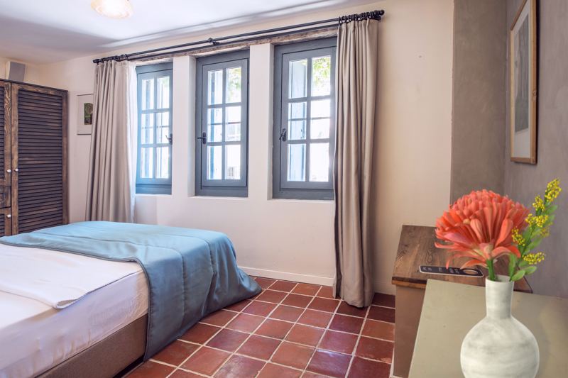 Standard-Doppelzimmer / Straßeneingang